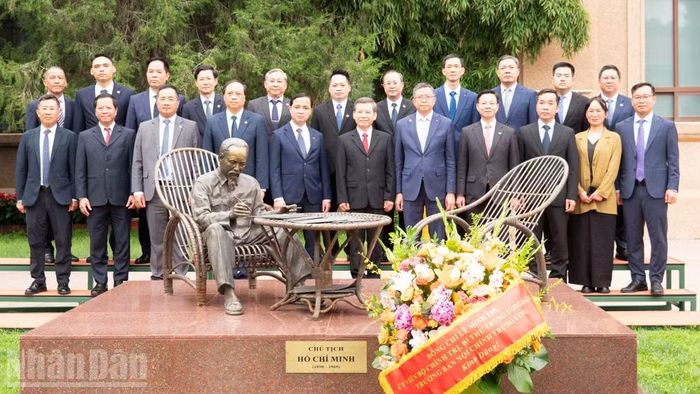Đồng chí Lê Minh Trí và Đại sứ Phạm Thanh Bình cùng Đoàn đại biểu Đảng ta chụp ảnh lưu niệm tại tượng đài Bác Hồ trong khuôn viên Đại sứ quán Việt Nam tại Trung Quốc.