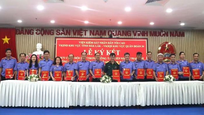 Đại diện Viện Kiểm sát quân sự khu vực Quân đoàn 34 và 15 Viện Kiểm sát nhân dân khu vực thuộc Viện Kiểm sát nhân dân tỉnh Đắk Lắk ký kết Quy chế phối hợp.