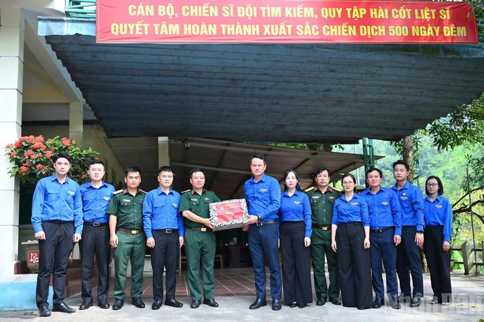 Trong khuôn khổ Hành trình "Tôi yêu Tổ quốc tôi" năm 2026, chiều 14/7, đoàn công tác của Trung ương Đoàn Thanh niên Cộng sản Hồ Chí Minh do đồng chí Nguyễn Kim Quy, Bí thư Trung ương Đoàn, Phó Chủ tịch Thường trực Hội Liên hiệp Thanh niên Việt Nam làm trưởng đoàn, đã đến thăm, động viên và trao quà tặng các cán bộ, chiến sĩ đang làm nhiệm vụ tìm kiếm, quy tập hài cốt liệt sĩ mặt trận Vị Xuyên (tỉnh Tuyên Quang).
