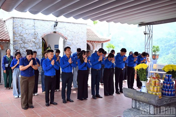 Trước đó, đoàn công tác đã dâng hoa, dâng hương tại Đền thờ các anh hùng Liệt sĩ mặt trận Vị Xuyên tại Điểm cao 468 (xã Thanh Thủy, tỉnh Tuyên Quang). Trong không khí trang nghiêm, đoàn đại biểu đã thành kính mặc niệm, tưởng nhớ những người con ưu tú của dân tộc đã anh dũng chiến đấu, hy sinh vì độc lập, chủ quyền đất nước.