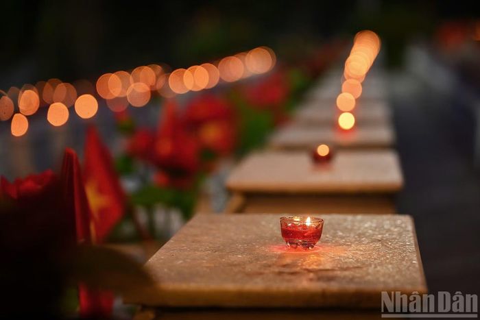 Những ngọn nến thắm đỏ được thắp lên trên phần mộ những người con ưu tú của dân tộc tại Nghĩa trang Liệt sĩ quốc gia Vị Xuyên tối 14/7.
