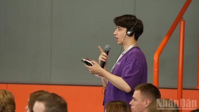 Các đại biểu trẻ đặt nhiều câu hỏi cho chuyên gia. (Ảnh: THANH THỂ)