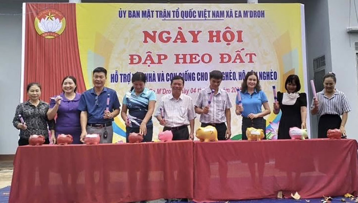 Ngày hội đập heo đất hỗ trợ người nghèo ở xã Ea M’droh.