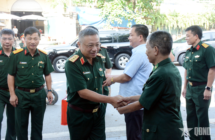 Thượng tướng Lê Quang Minh đến thăm, tặng quà thương binh Phạm Xuân Hải và gia đình.
