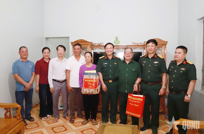 Đoàn công tác Ban Thanh niên Quân đội, Quân khu 2 đến thăm, tặng quà gia đình thương binh Lèng Văn Len tại thôn 26, xã Vị Xuyên, tỉnh Tuyên Quang.