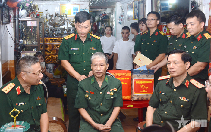Thượng tướng Lê Quang Minh và các thành viên đoàn công tác trò chuyện, thăm hỏi sức khỏe thương binh nặng Phạm Xuân Hải.