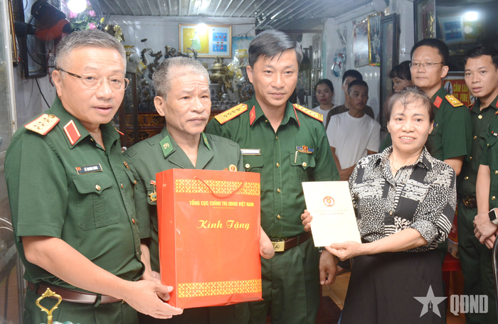 Thượng tướng Lê Quang Minh trao quà của Tổng cục Chính trị tặng gia đình đồng chí Phạm Xuân Hải.