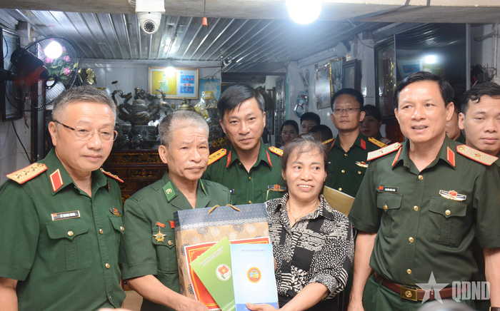 Nhân dịp này, lãnh đạo Quân khu 2 và Ban Thanh niên Quân đội cũng trao các phần quà ý nghĩa tặng đồng chí Phạm Xuân Hải cùng gia đình.