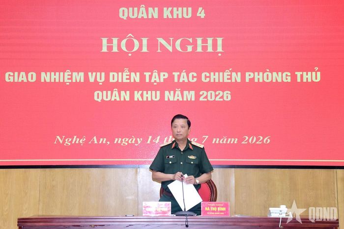 Trung tướng Hà Thọ Bình, Phó bí thư Đảng ủy, Tư lệnh Quân khu 4 chủ trì hội nghị.
