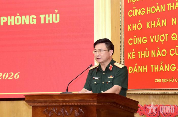 Thiếu tướng Đoàn Xuân Bường, Ủy viên Trung ương Đảng, Bí thư Đảng ủy, Chính ủy Quân khu 4 phát biểu tại hội nghị.