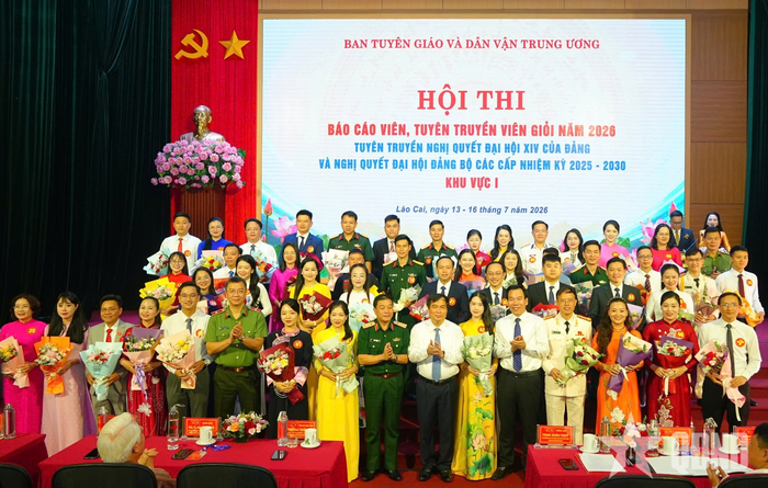 Thượng tướng Trương Thiên Tô, Phó chủ nhiệm Tổng cục Chính trị và đồng chí Phan Xuân Thủy, Phó trưởng Ban Tuyên giáo và Dân vận Trung ương cùng các đại biểu chụp ảnh lưu niệm với các thí sinh. Ảnh: TRUNG KIÊN