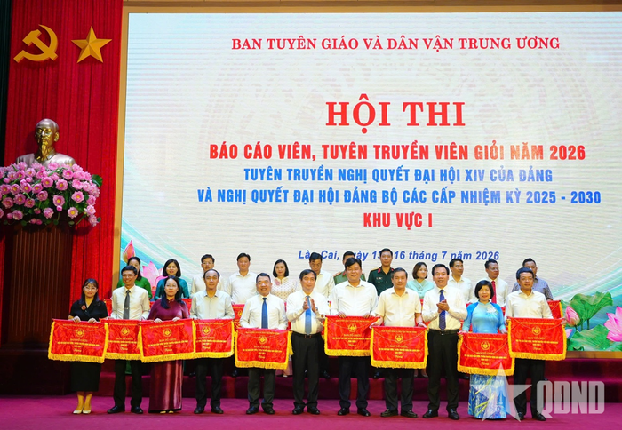Ban tổ chức trao cờ lưu niệm tặng các trưởng đoàn tham gia hội thi. Ảnh: TRUNG KIÊN
