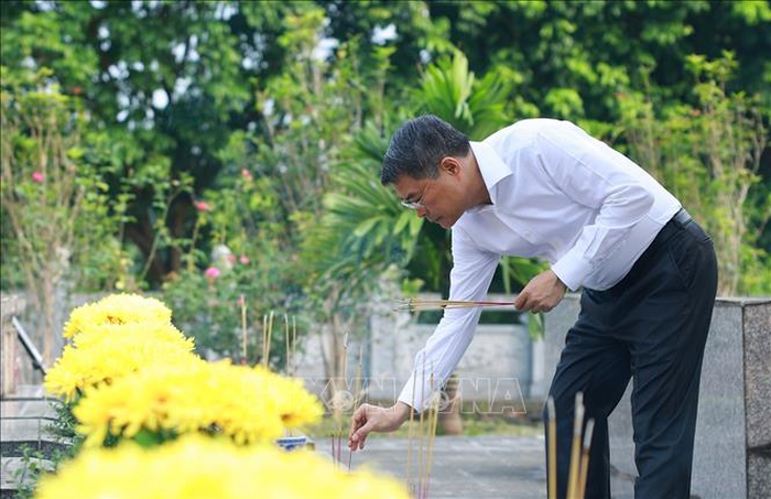 Thủ tướng Lê Minh Hưng thắp hương trên phần mộ liệt sĩ tại Nghĩa trang Liệt sĩ trung tâm tỉnh Lào Cai.