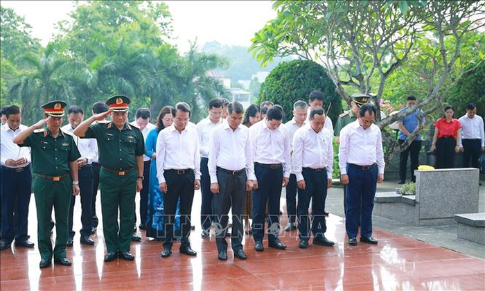Thủ tướng Lê Minh Hưng và các thành viên đoàn công tác tưởng niệm các anh hùng liệt sĩ tại Nghĩa trang Liệt sĩ trung tâm tỉnh Lào Cai.