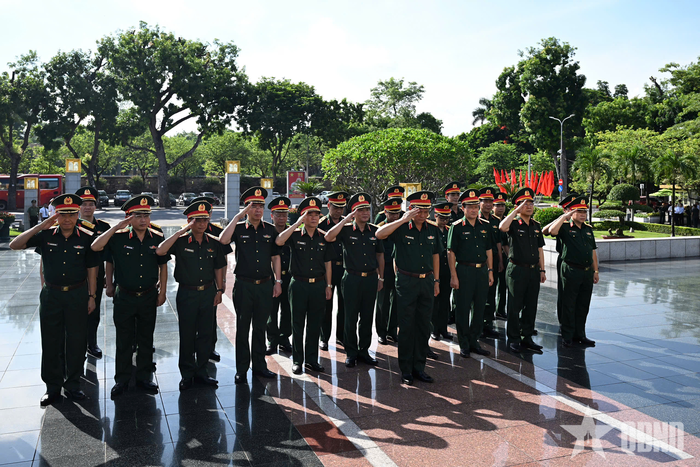  Thượng tướng Nguyễn Trường Thắng và đoàn công tác dâng hoa tưởng niệm các anh hùng liệt sĩ tại Đài tưởng niệm các Anh hùng, liệt sĩ trên đường Bắc Sơn (Hà Nội). 