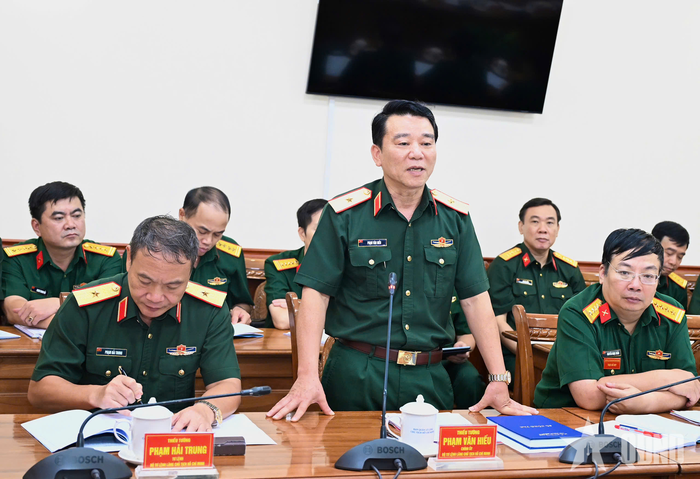  Thiếu tướng Phạm Văn Hiếu, Bí thư Đảng ủy, Chính ủy Bộ tư lệnh Lăng Chủ tịch Hồ Chí Minh phát biểu tại buổi làm việc.
