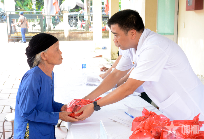  Các đối tượng chính sách đến khám đều được cấp phần thuốc miễn phí theo chỉ định của bác sĩ.