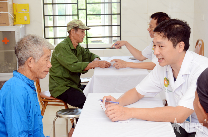  Các thầy thuốc Học viện Quân y kiểm tra, tư vấn sức khỏe tận tình, chu đáo cho các đối tượng chính sách đến khám bệnh.