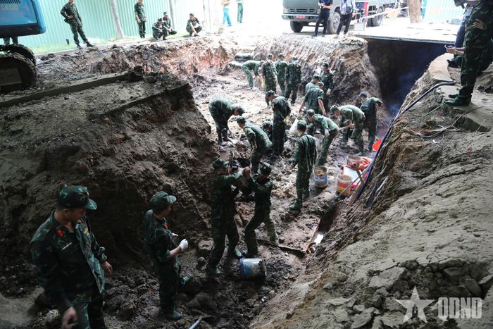 Nhiều cán bộ, chiến sĩ lần đầu tham gia nhiệm vụ tìm kiếm HCLS đã nhanh chóng học hỏi kinh nghiệm từ các đồng đội. 