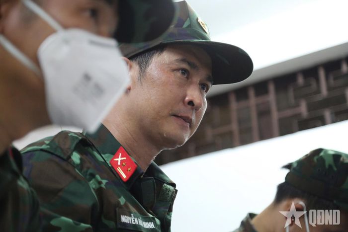 Giọt mồ hôi lăn trên gương mặt cán bộ đội K khi đang tập trung cao độ thực hiện nhiệm vụ.