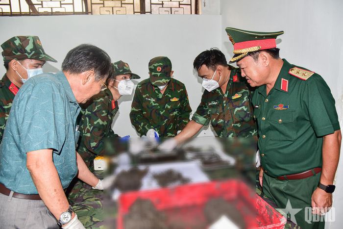  Trung tướng Trần Vinh Ngọc, Chính ủy Quân khu 7 kiểm tra công tác lấy mẫu phục vụ xác minh danh tính hài cốt liệt sĩ. 