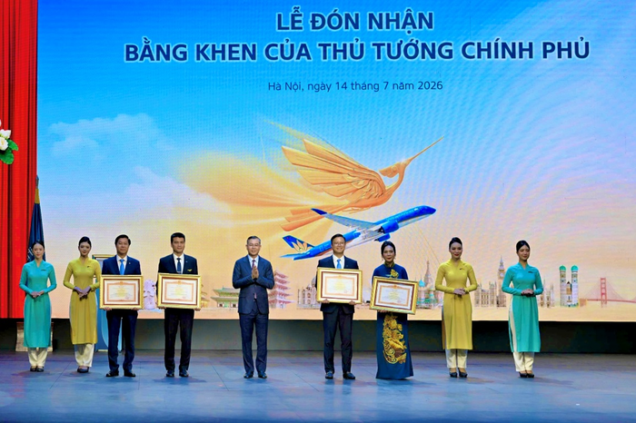  Bộ trưởng Bộ Tài chính Ngô Văn Tuấn trao Bằng khen của Thủ tướng Chính phủ tặng các cá nhân.