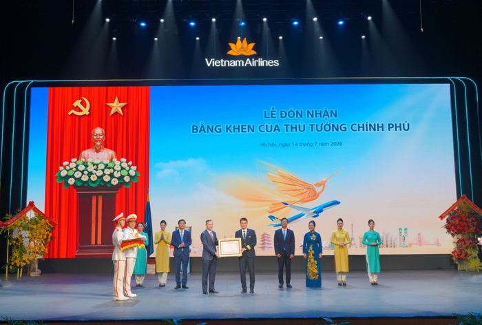  Bộ trưởng Bộ Tài chính Ngô Văn Tuấn trao Bằng khen của Thủ tướng Chính phủ tặng Tổng công ty Hàng không Việt Nam và các tập thể, cá nhân.