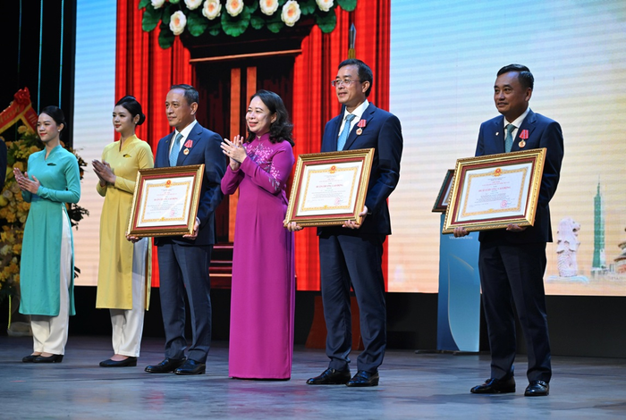  Phó chủ tịch nước Võ Thị Ánh Xuân trao Huân chương Lao động hạng Ba tặng lãnh đạo Vietnam Airlines. 