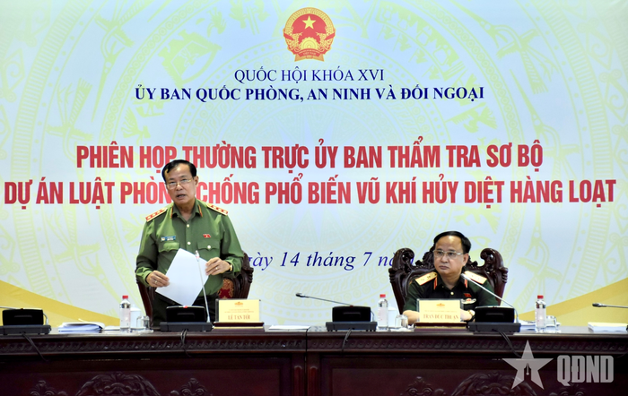 Các đại biểu chủ trì phiên họp.