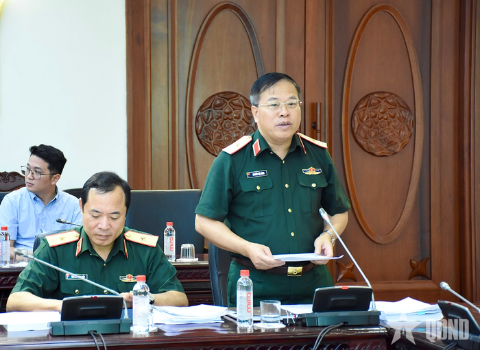 Thiếu tướng Nguyễn Việt Dũng, Cục trưởng Cục Pháp chế Bộ Quốc phòng phát biểu tại phiên họp.