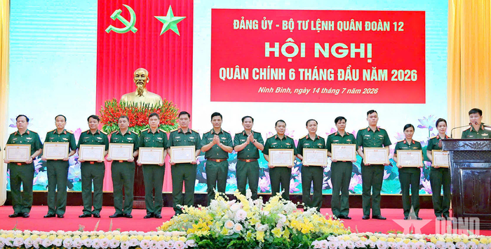 Đồng chí Tư lệnh, Chính ủy Quân đoàn 12 trao danh hiệu ''Chiến sĩ thi đua toàn quân'' và Bằng khen của Bộ trưởng Bộ Quốc phòng tặng các cá nhân đạt thành tích xuất sắc trong thực hiện nhiệm vụ.