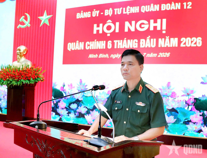 Trung tướng Lê Xuân Thuân, Ủy viên Trung ương Đảng, Tư lệnh Quân đoàn 12 chủ trì hội nghị.