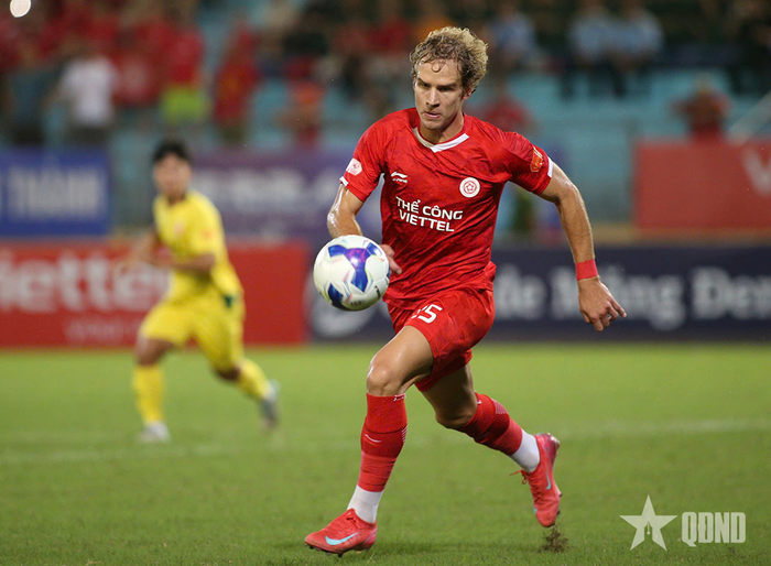 Wesley Nata đóng vai trò quan trọng trong lối chơi của Thể Công - Viettel.