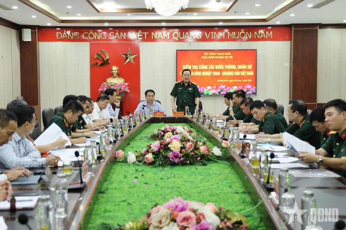 Thiếu tướng Nguyễn Văn Đồng, Phó cục trưởng Cục Dân quân tự vệ phát biểu tại buổi kiểm tra.