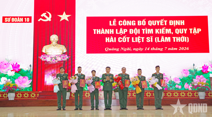 Đại tá Hồ Sỹ Chiến, Bí thư Đảng ủy, Chính ủy Sư đoàn 10 trao Quyết định thành lập Chi bộ lâm thời. 