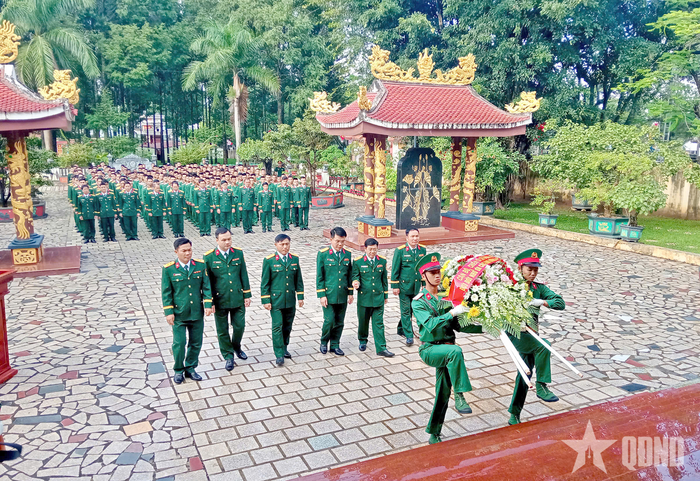  Dâng hoa, dâng hương tại Nhà tưởng niệm các anh hùng liệt sĩ Sư đoàn 10.