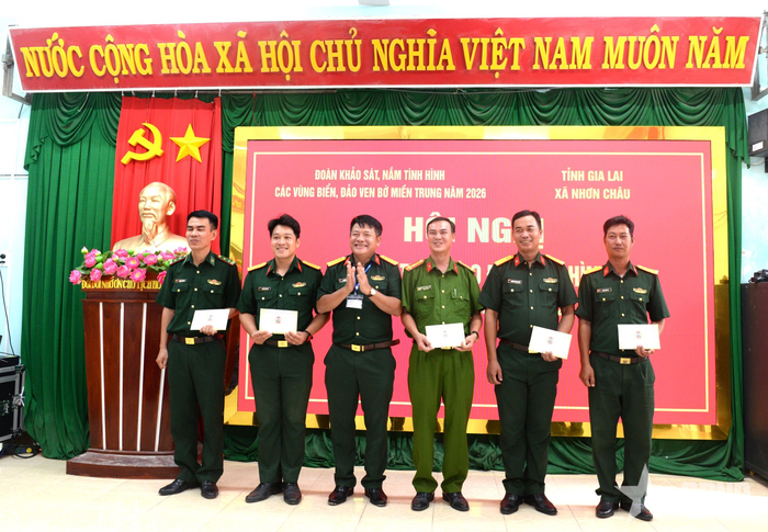  Đại tá Nguyễn Tấn Tuân, Phó chính ủy Bộ CHQS TP Đà Nẵng trao quà tặng các đơn vị LLVT đóng quân trên địa bàn. 