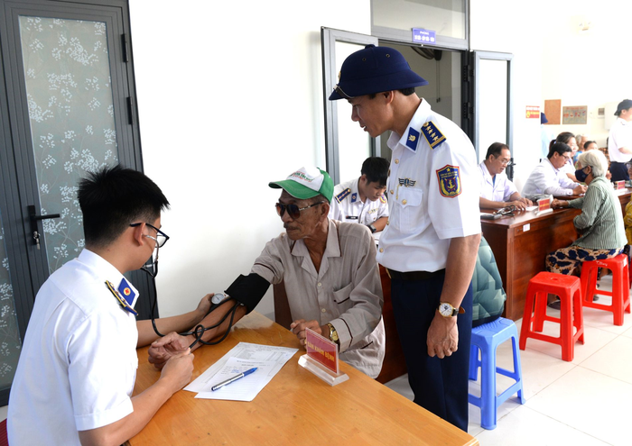  Bác sĩ Vùng Cảnh sát biển 2 khám bệnh, tư vấn sức khỏe cho nhân dân. 