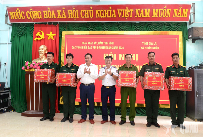  Đại tá Lê Huy, Chính ủy Vùng Cảnh sát biển 2 và lãnh đạo Công ty cổ phần công nghiệp cao su miền Nam trao quà tặng các đơn vị LLVT. 