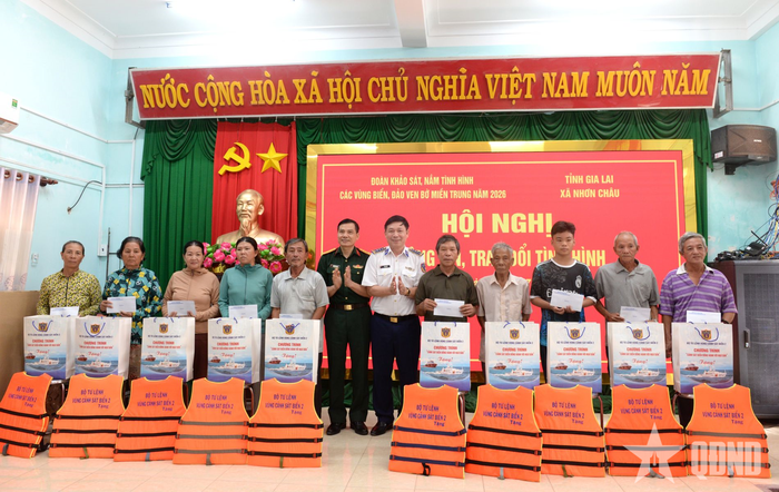  Đại tá Nguyễn Văn Oanh, Phó cục trưởng Cục Dân vận (Tổng cục Chính trị) và Đại tá Bùi Đại Hải, Phó chủ nhiệm Chính trị Cảnh sát biển Việt Nam tặng quà các gia đình chính sách. 