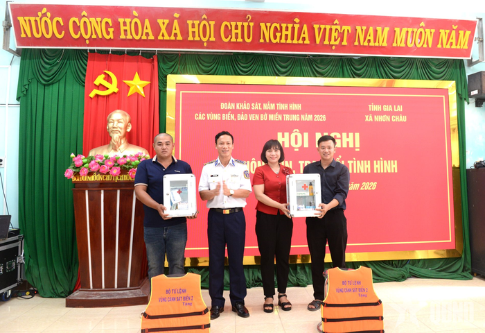  Đại tá Trần Hồng Quế, Phó chính ủy Vùng Cảnh sát biển 2 và lãnh đạo Ban Tuyên giáo và Dân vận Tỉnh ủy Gia Lai trao tủ thuốc tặng ngư dân. 
