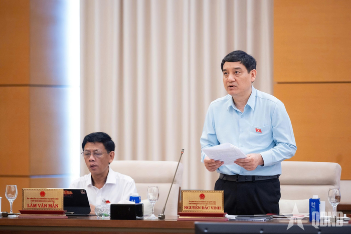 Chủ nhiệm Ủy ban Văn hóa và Xã hội Nguyễn Đắc Vinh phát biểu tại phiên họp.