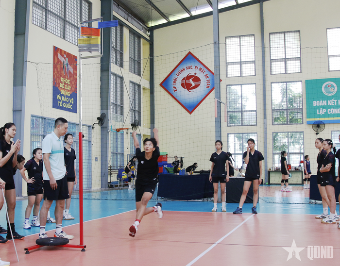 Các vận động viên năng khiếu kiểm tra bật nhảy. 
