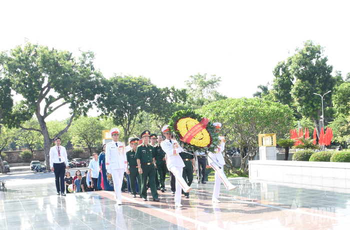 Trước khi diễn ra hội nghị, các đại biểu đã dâng hương, đặt vòng hoa tưởng niệm các anh hùng liệt sĩ tại Đài tưởng niệm các anh hùng liệt sĩ.