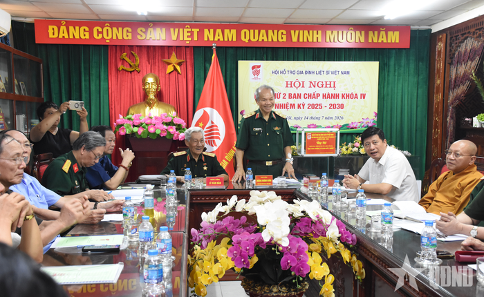 Trung tướng Hoàng Khánh Hưng, Chủ tịch Hội Hỗ trợ gia đình liệt sĩ Việt Nam phát biểu tại hội nghị.