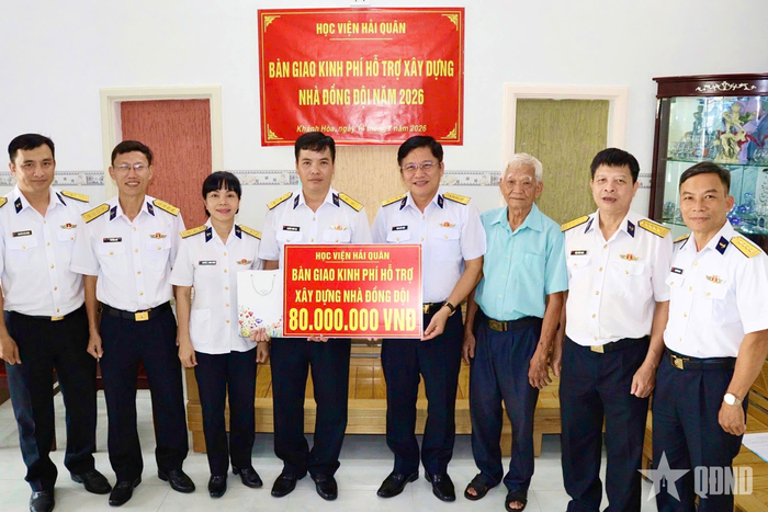 Lãnh đạo Học viện Hải quân và chính quyền địa phương trao kinh phí hỗ trợ xây dựng nhà đồng đội.