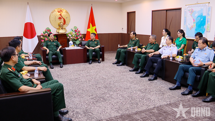 Đại tướng Phan Văn Giang thăm, trò chuyện với cán bộ, sĩ quan Văn phòng Tùy viên Quốc phòng Việt Nam tại Nhật Bản.