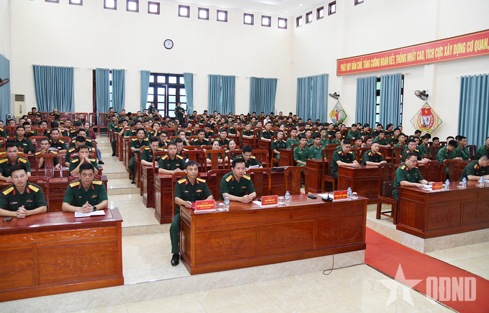 Các đại biểu dự buổi phát động. 