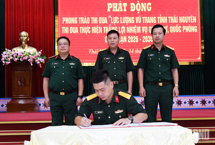 Đại diện các cơ quan trực thuộc Bộ CHQS tỉnh Thái Nguyên ký kết giao ước thi đua.