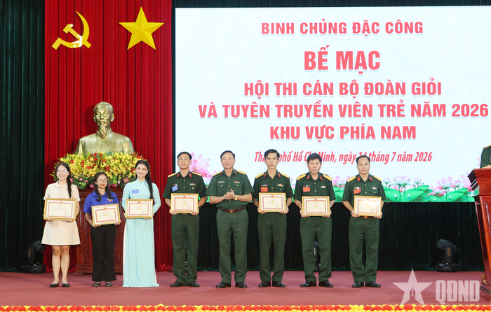Thủ trưởng Binh chủng Đặc công trao thưởng các tập thể xuất sắc.